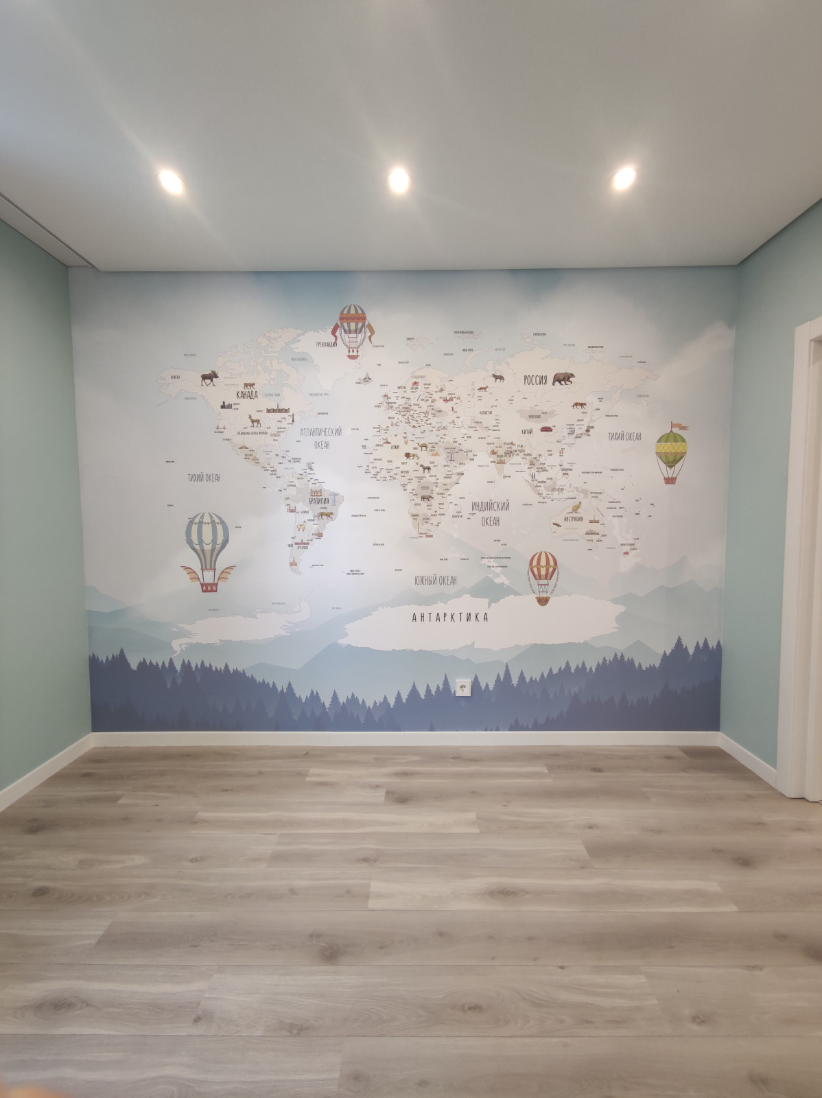 Детская комната с картой мира на стене