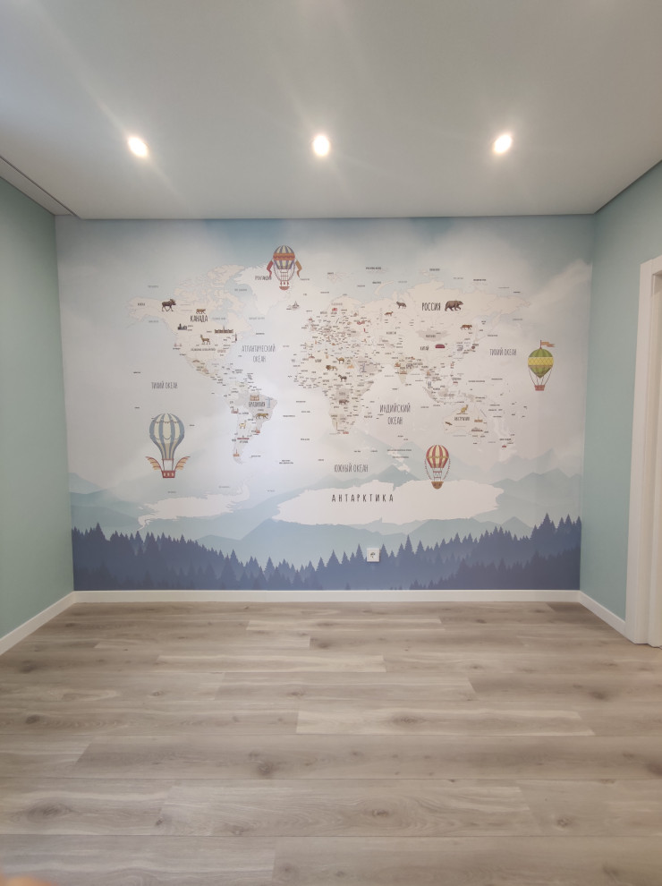 Детская комната с картой мира на стене