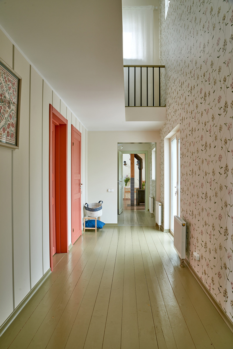 Houzz тур: Бюджетная дача с оранжевыми дверями