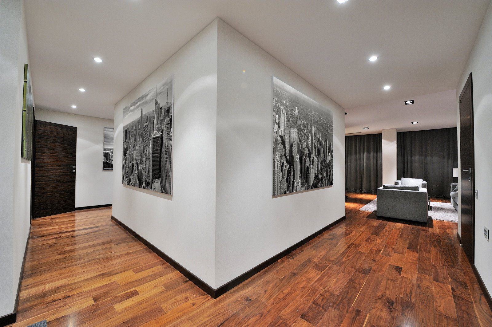 В центре большого города