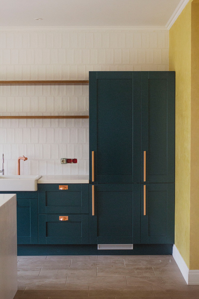 Изумрудная кухня в частном доме