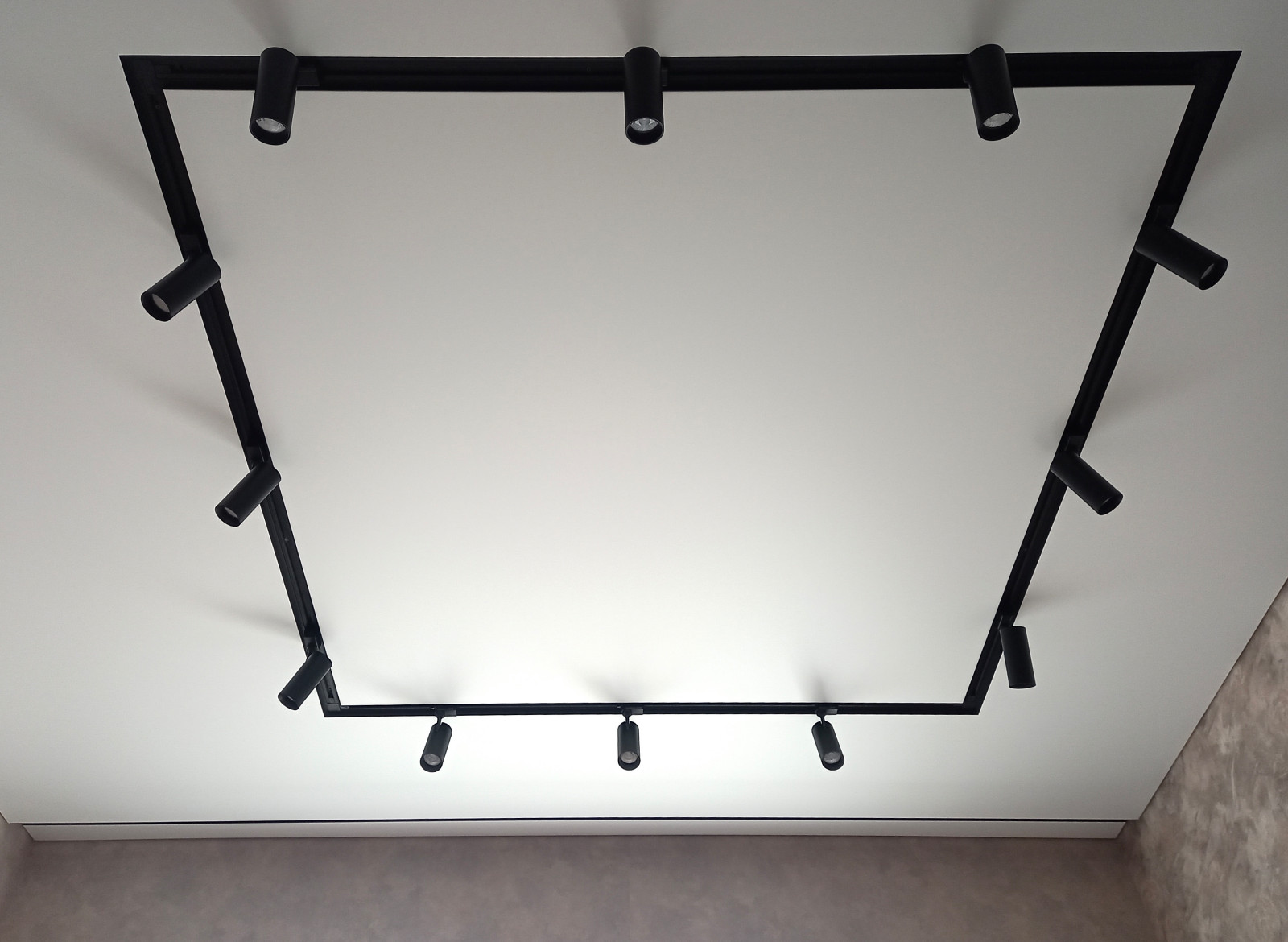 Демпферные натяжные потолки Slott: светов. линии, трековое освещение, ниши Slott