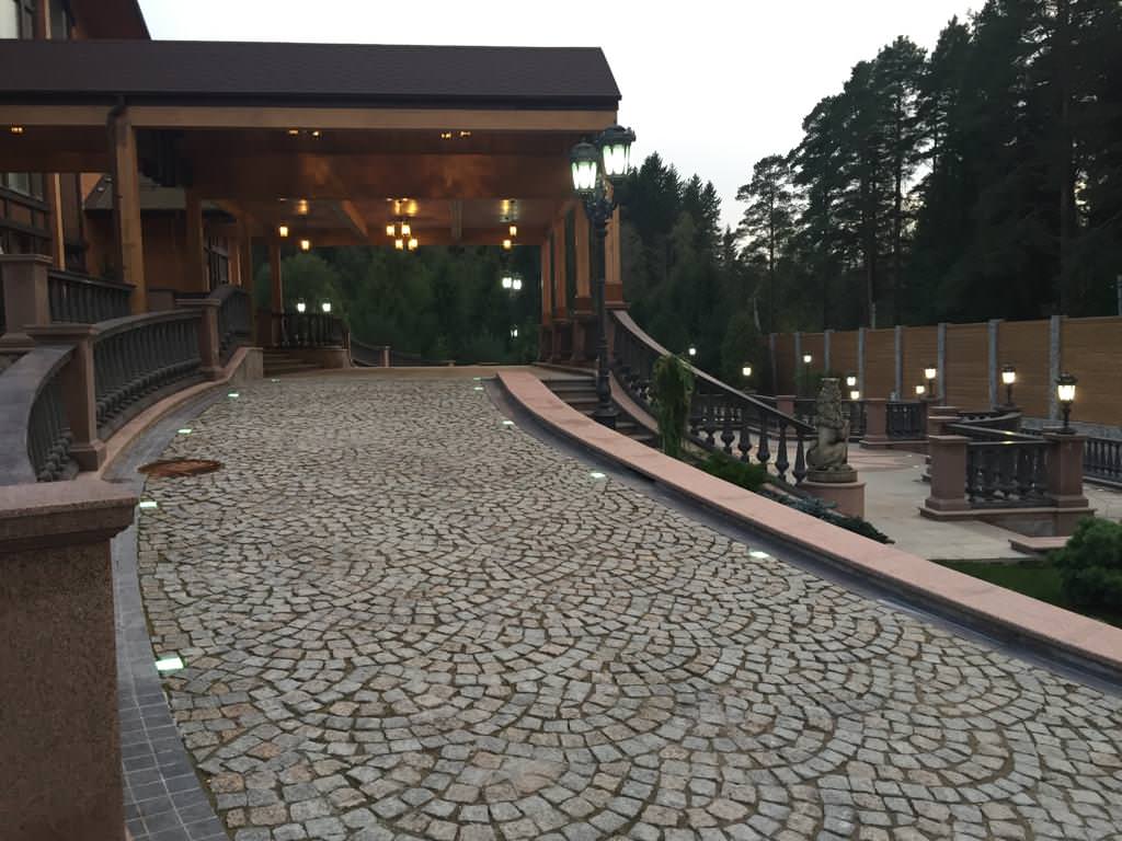 Мощение пешеходной зоны в загородной резиденции