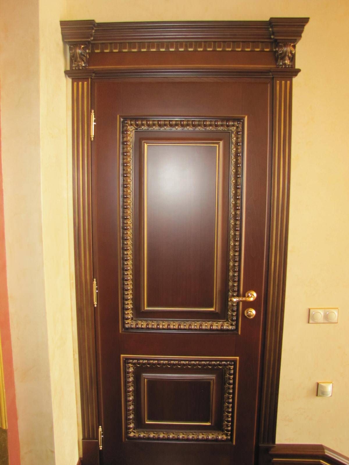 Обложка проекта: Двери из массива