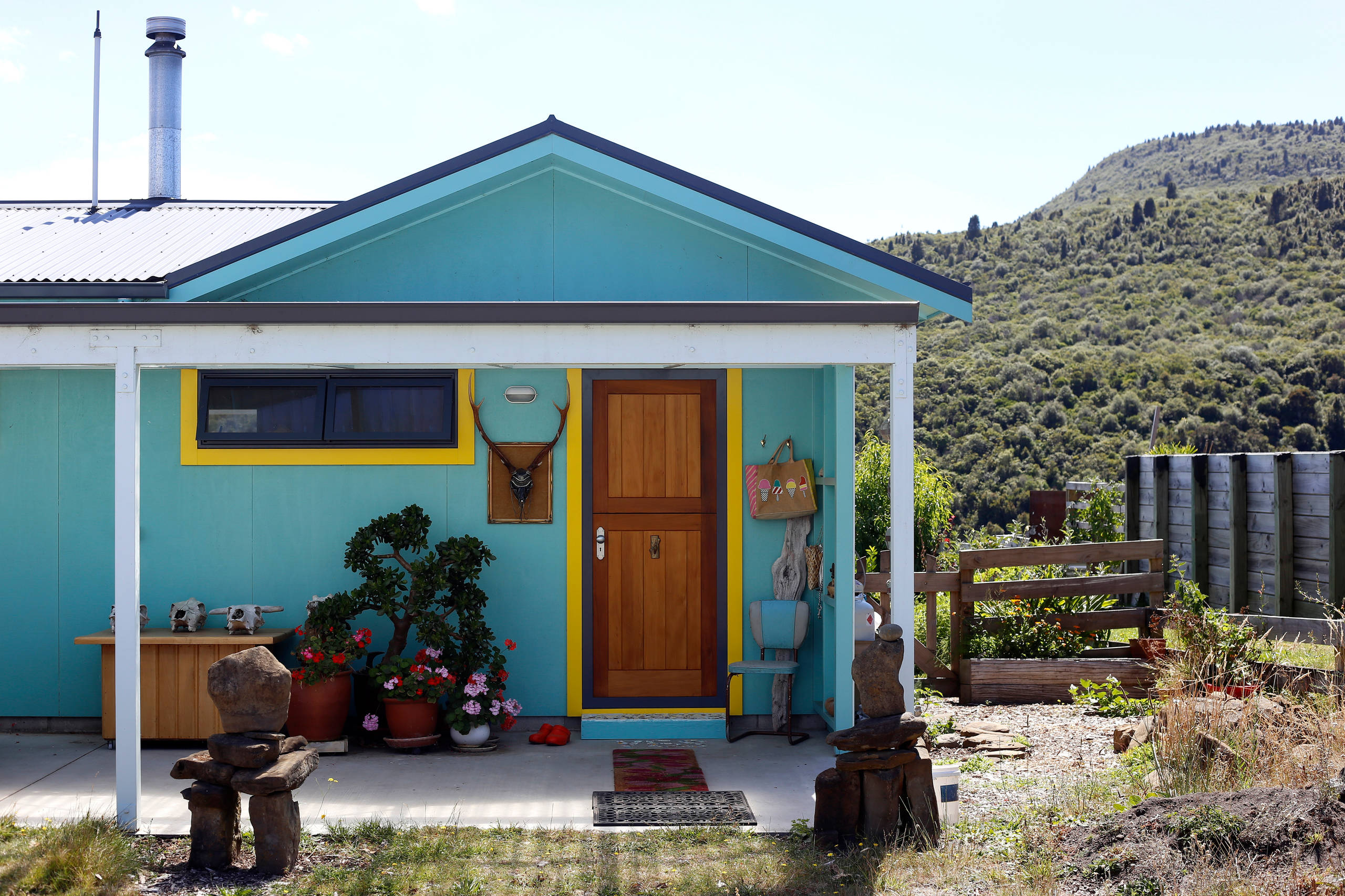 Houzz Новая Зеландия: Яркий дом с цветными рамами