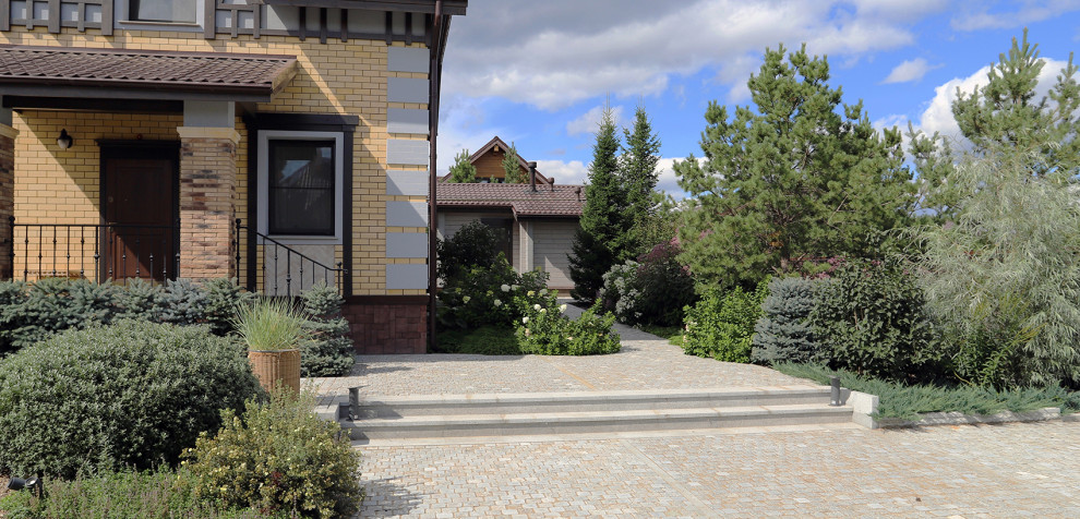 Элимус песчаный в плетеных корзинах и другие сизоватые и серебристые растения