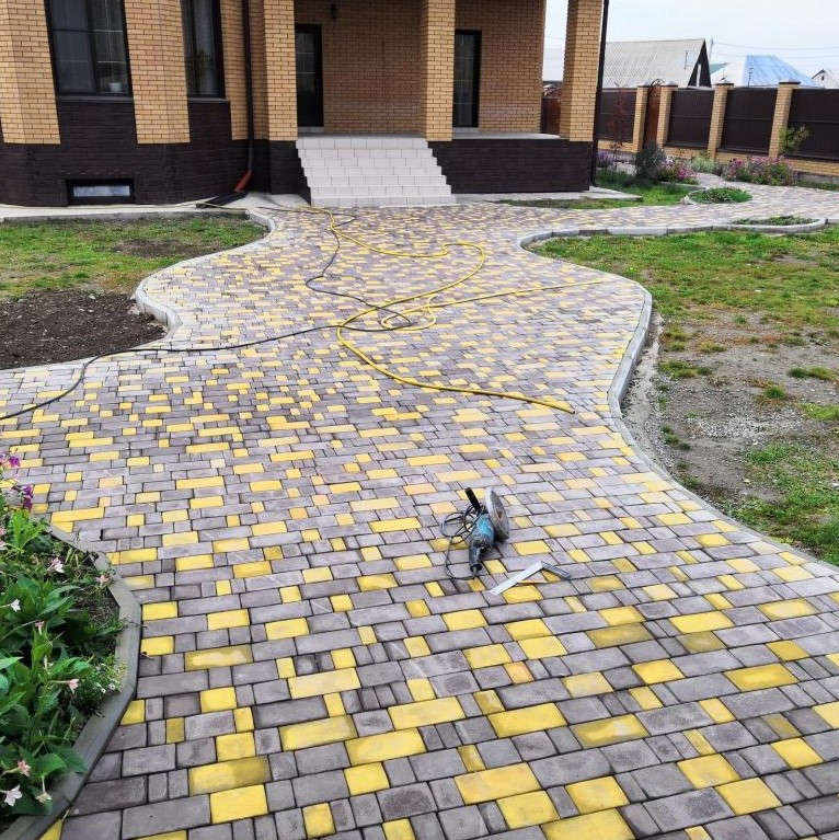 Обложка проекта: Брусчатка во дворе частного дома 2