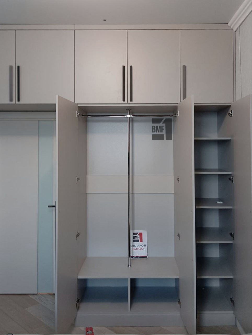 Распашной шкаф в прихожую