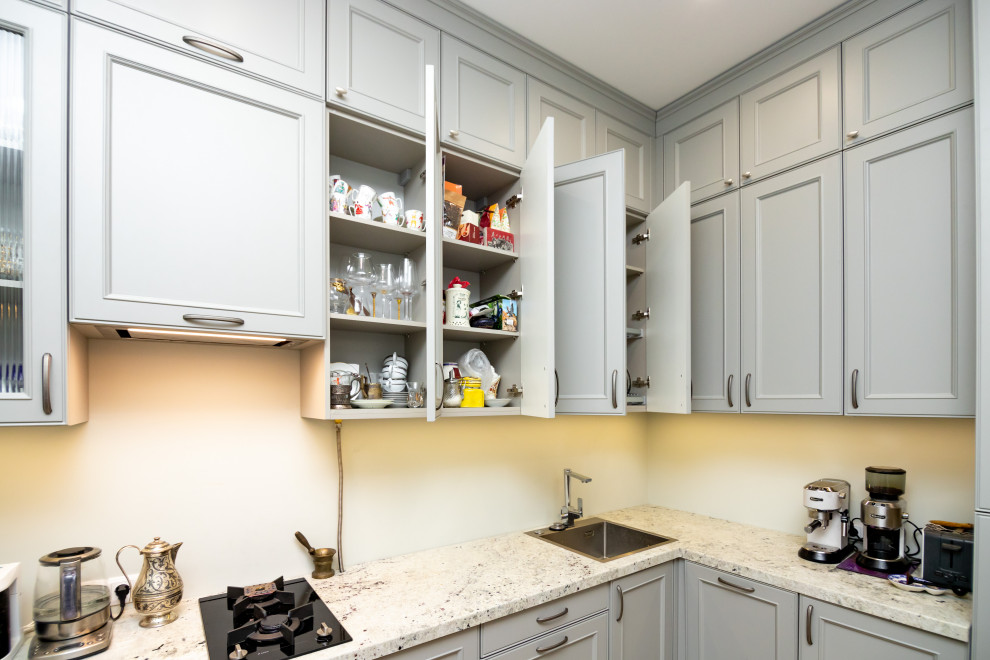 Светло-серая кухня в классическом стиле