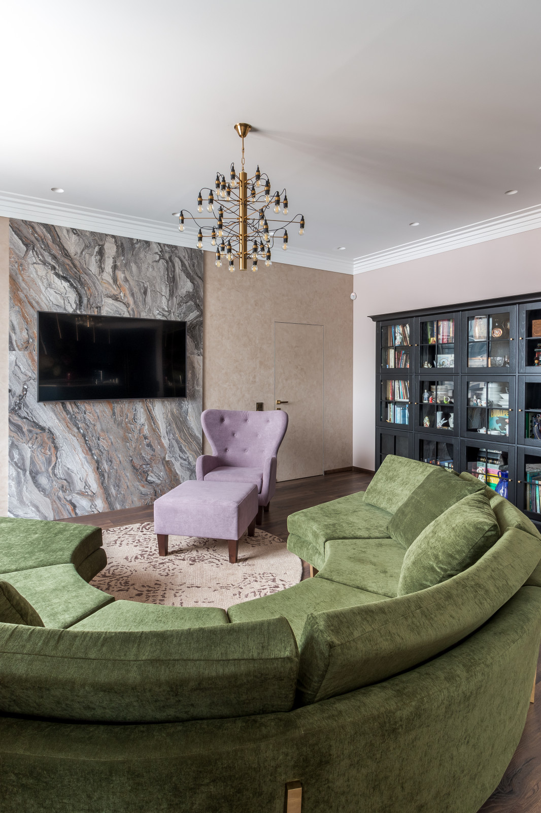 Диван. Библиотечный шкаф.