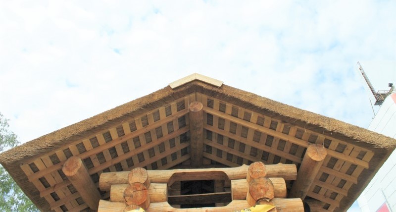 ВЫСТАВОЧНЫЙ ДОМИК ИЗ РУБЛЕННОЙ ЛИСТВЕННИЦЫ С КРЫШЕЙ ИЗ КАМЫША.