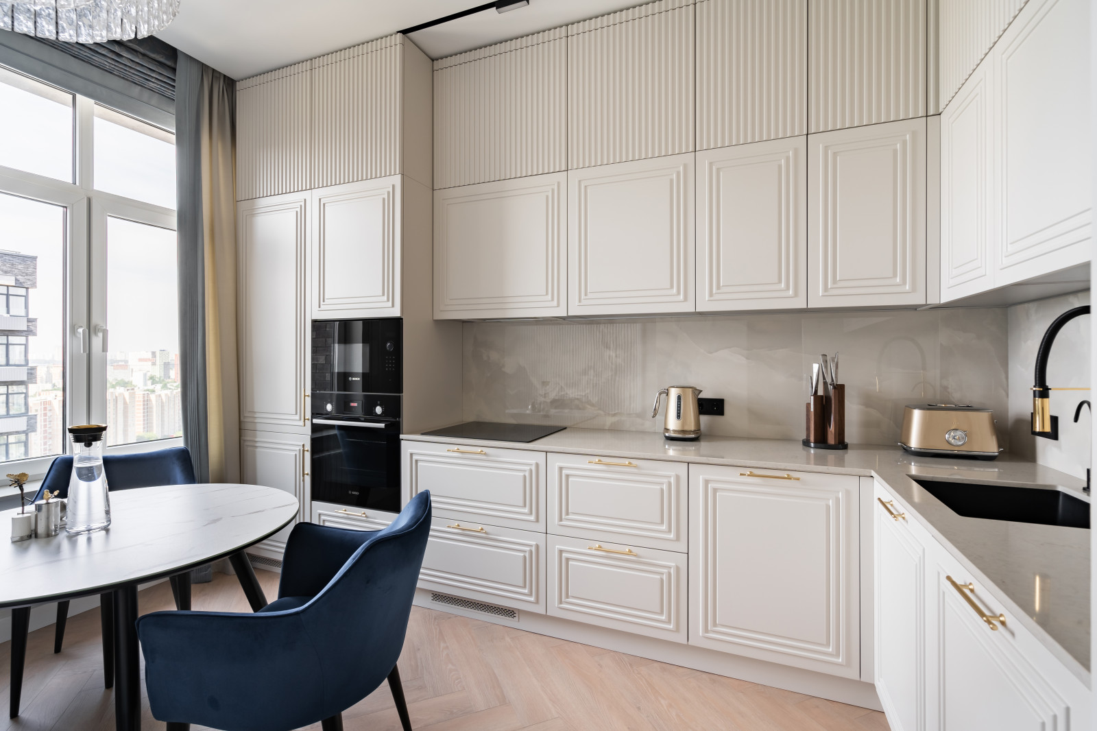 Белая кухня в стиле итальянцев