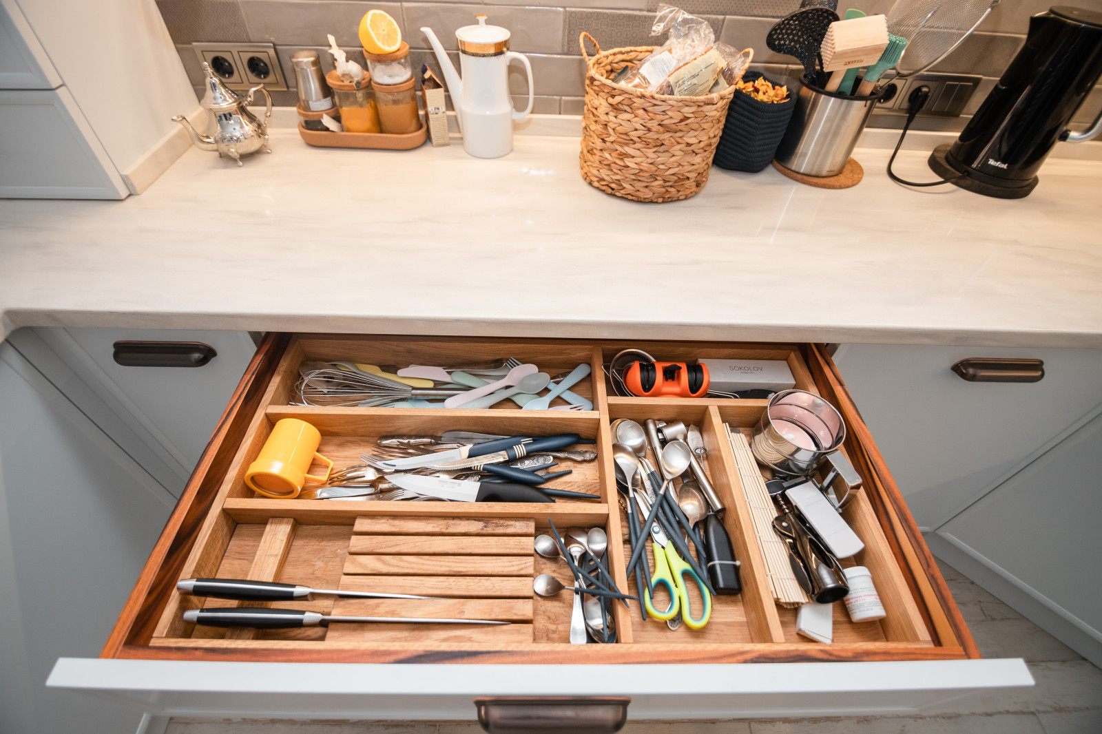 Светлая кухня с деревянными элементами