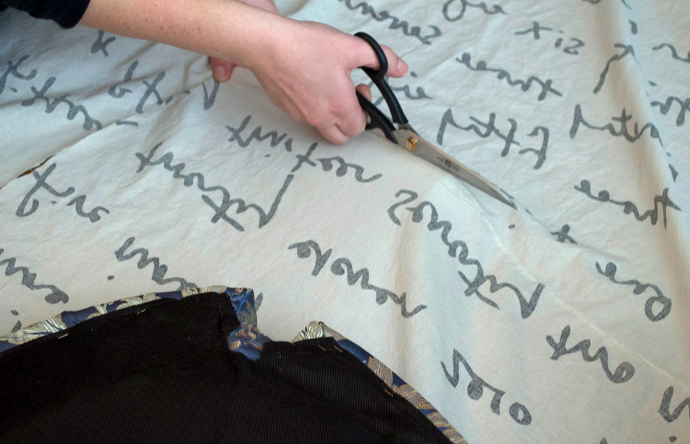 DIY: Переделка старых стульев с помощью краски, ткани и... чая!