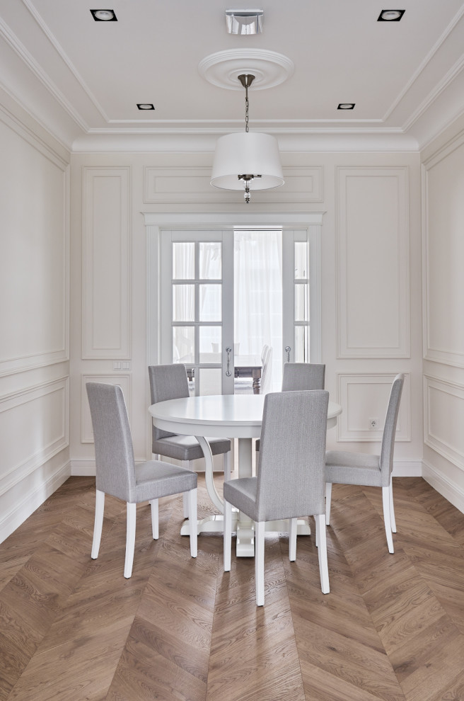 Белый Леон в светлом интерьере