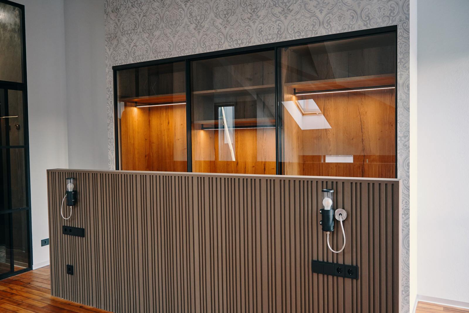 Шкаф-купе raumplus с тонированными дверьми в черном профиле S1200