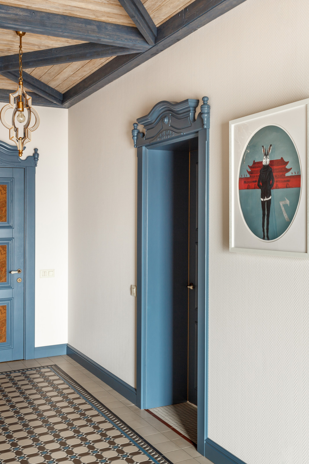 Винтажная прихожая в проекте загородного дома.