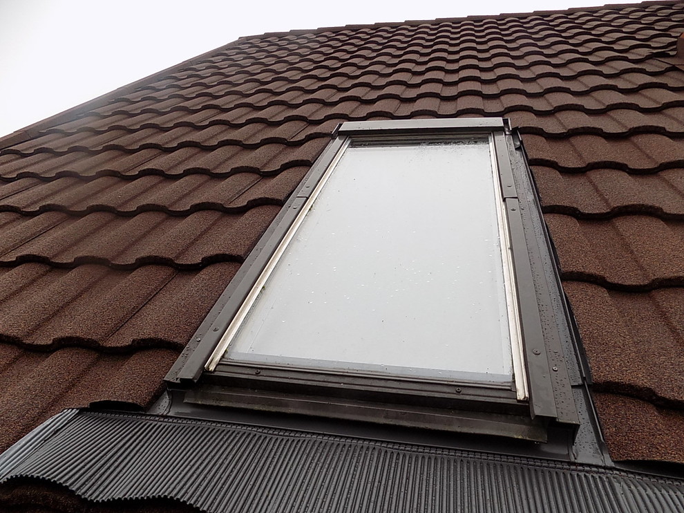 Замена старой кровли на композитную черепицу Metrotile Metroroman