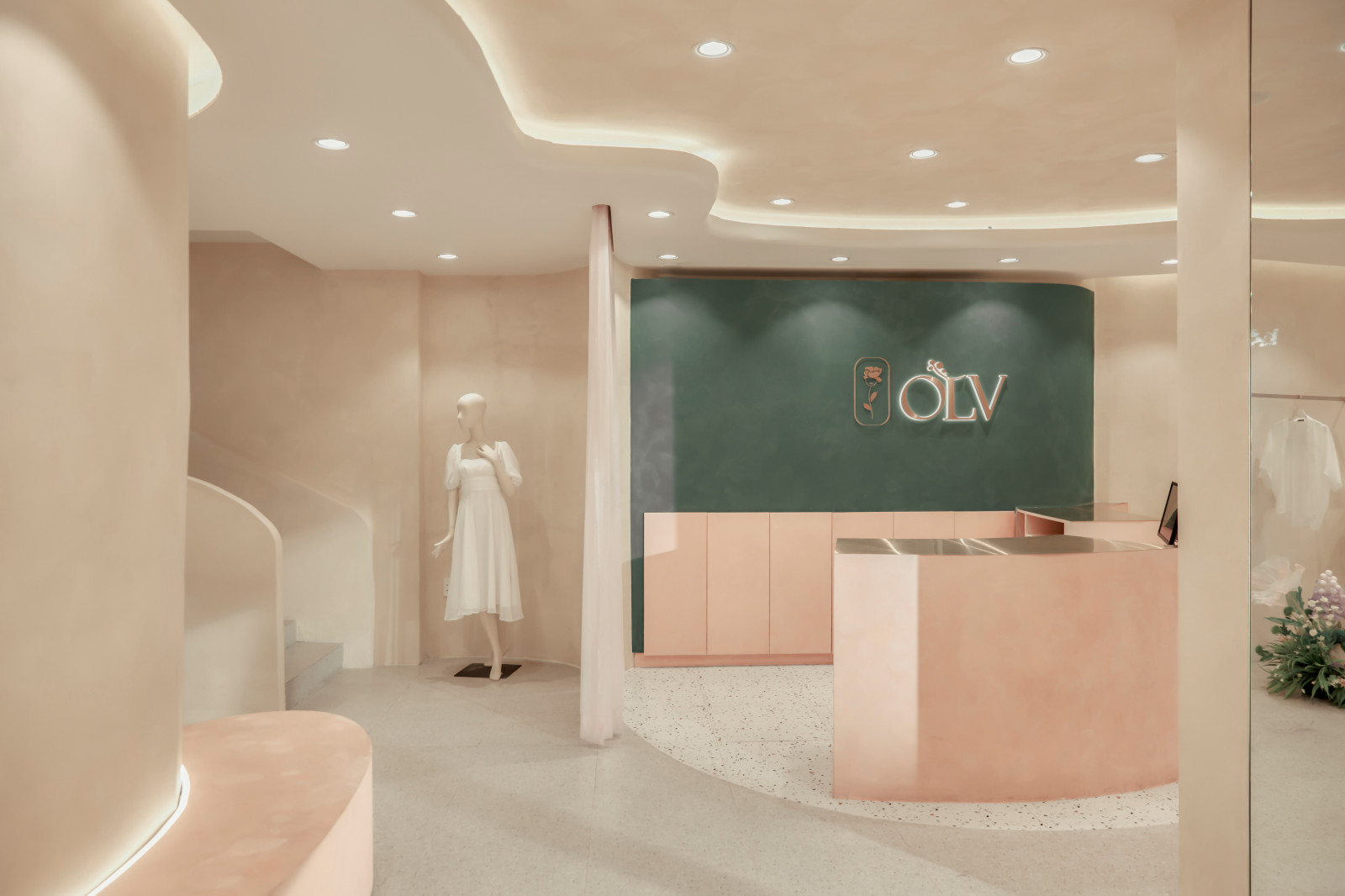 Магазин женской одежды, обуви и аксессуаров  OLV