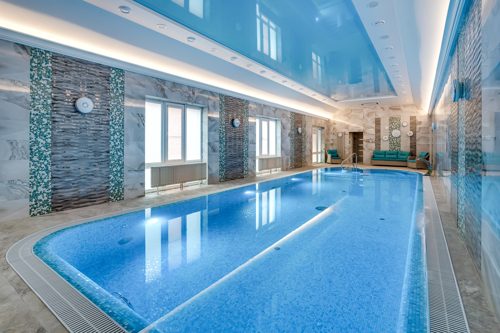 Интерьер с бассейном