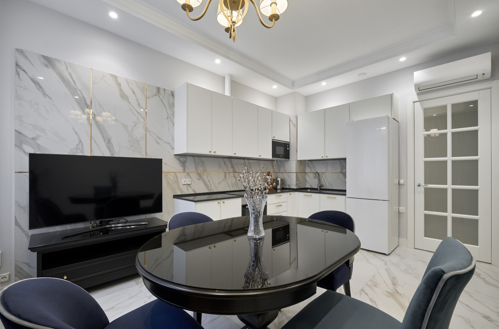 Двери Кантри в светлом интерьере