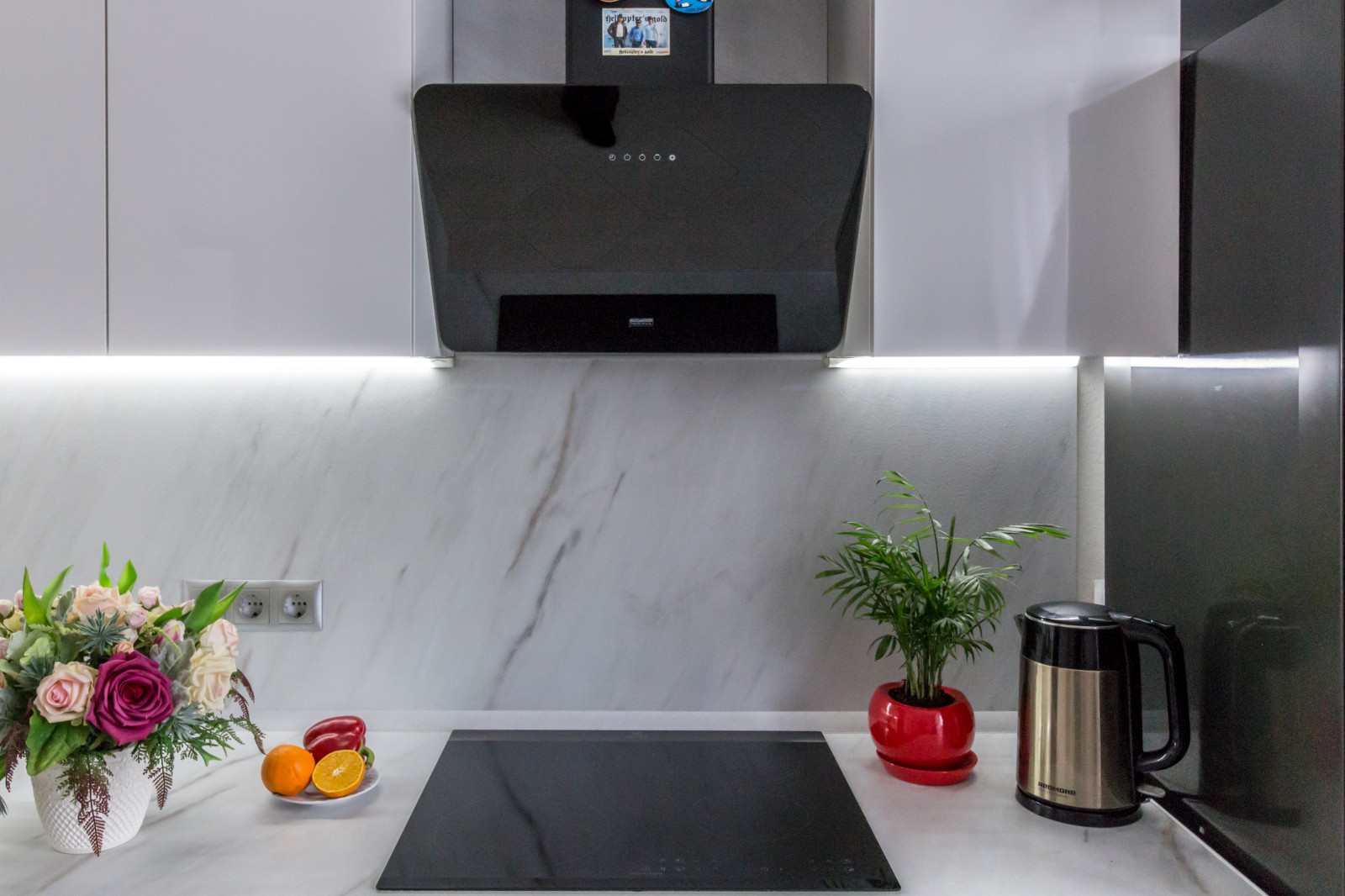 Яркая кухня с фасадами из пластика