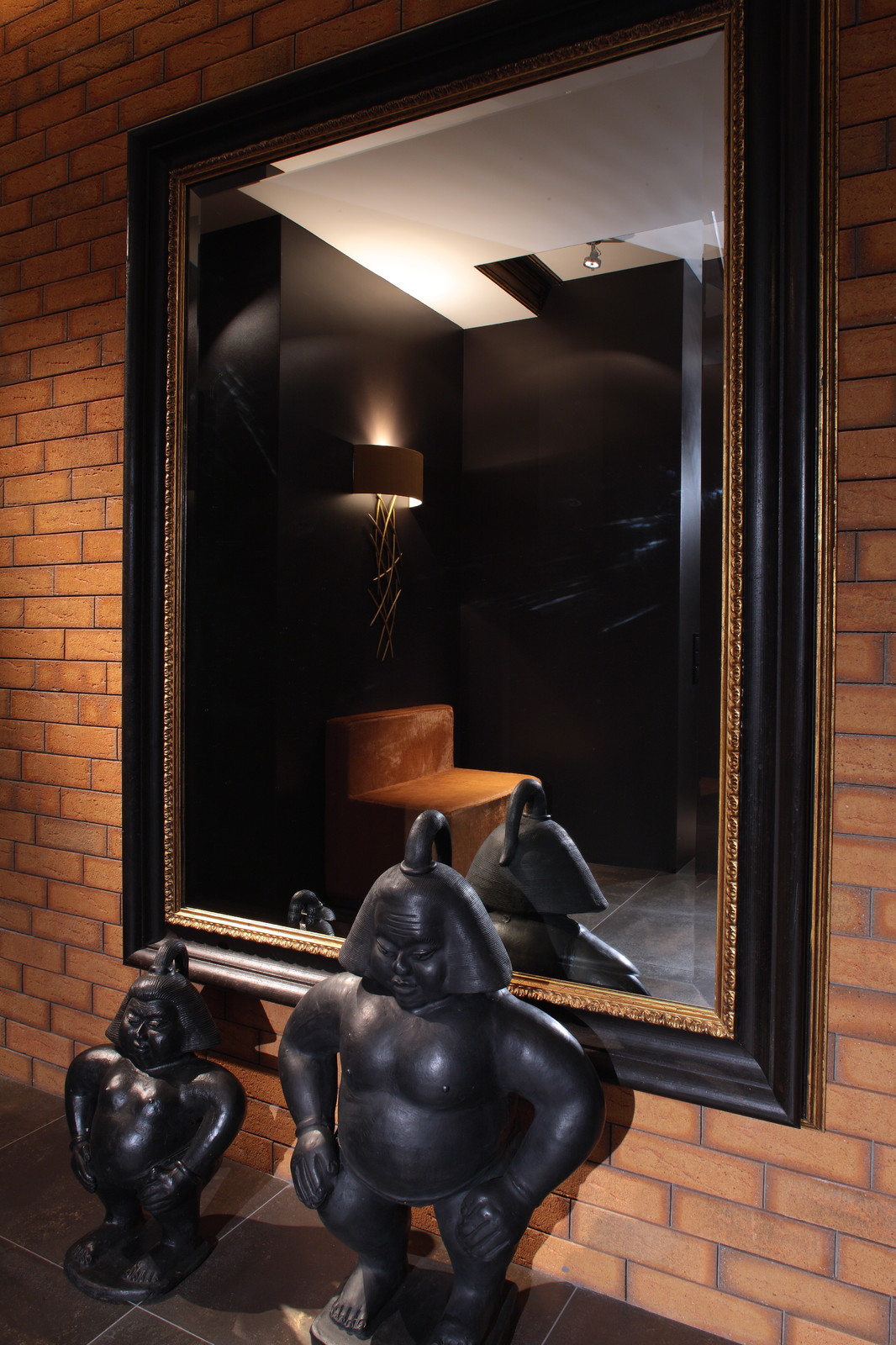 Классика в темных тонах