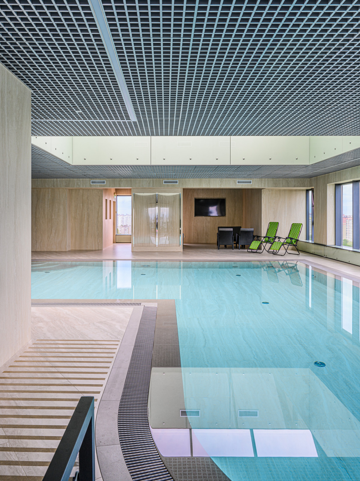 Плавательный бассейн на 17 этаже жилого здания