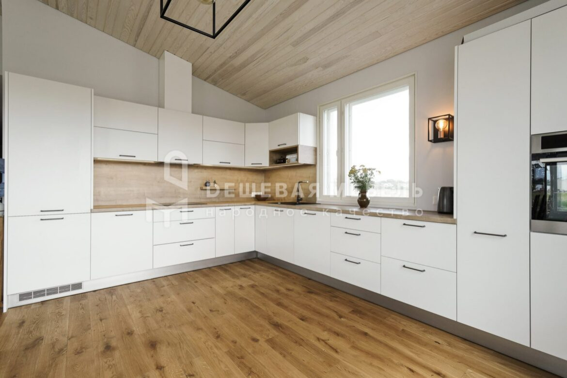 Обложка проекта: Большая белая кухня "Модера арт.1" для дачи