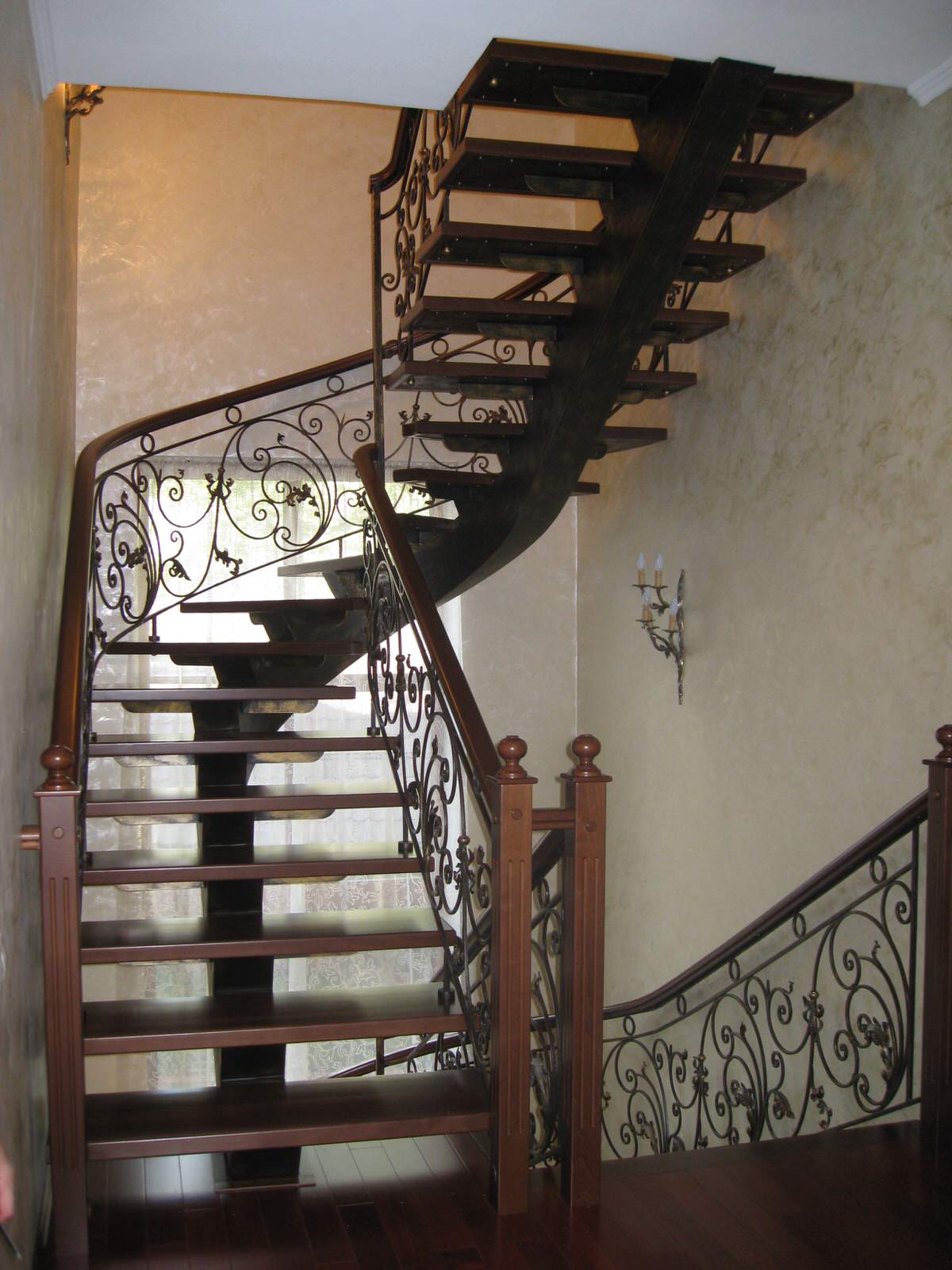 Лестница с кованым ограждением на металлическом косоуре