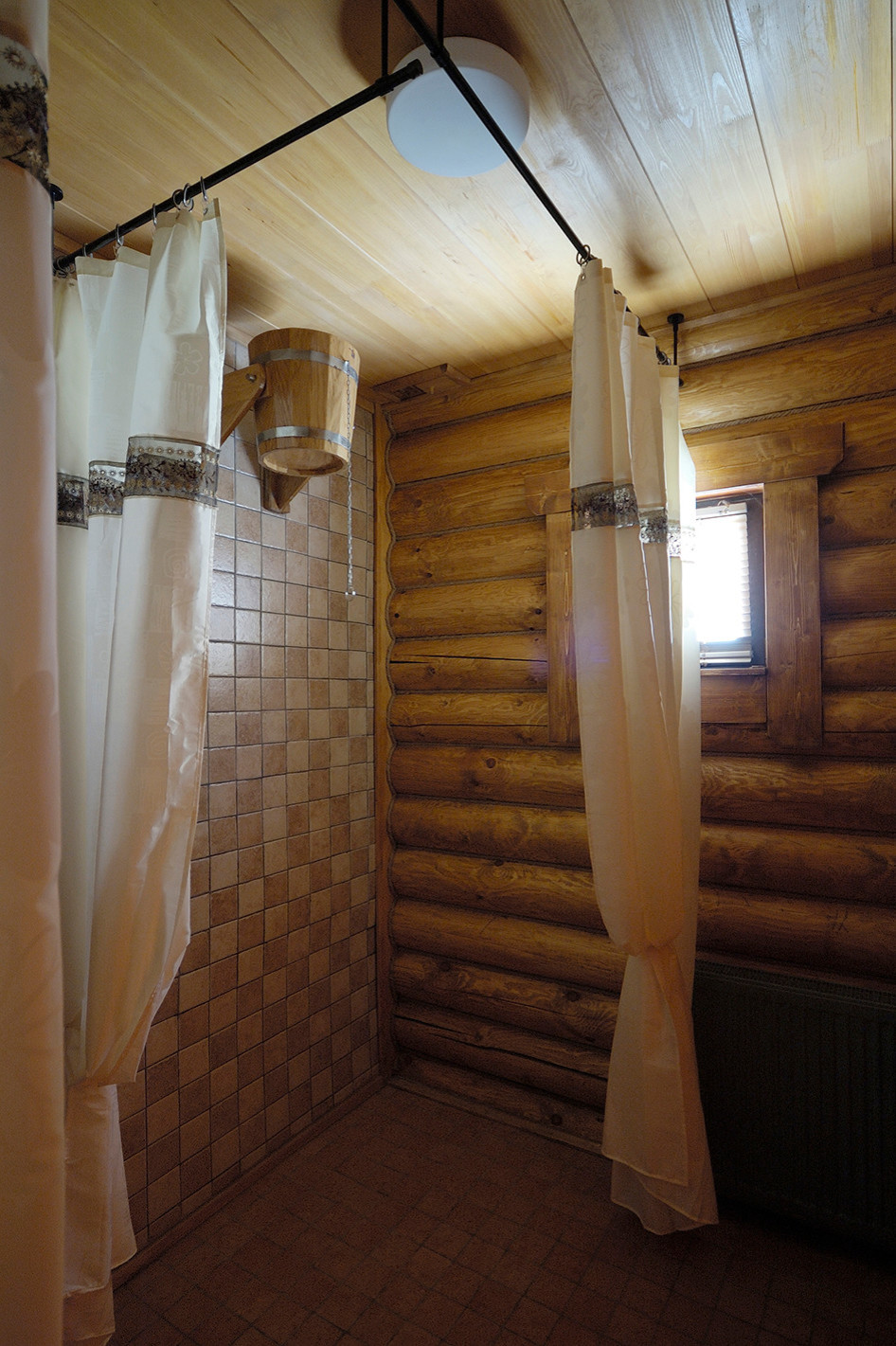 Интерьер бани из бревна