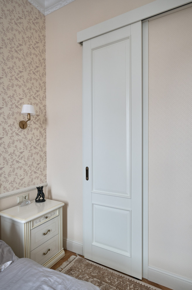 Высокие двери в классическом интерьере