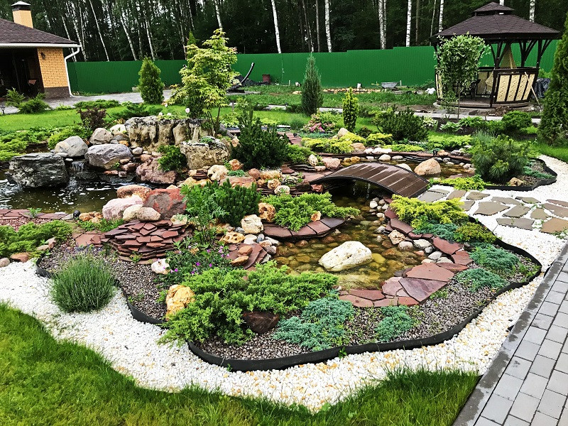 Искусственный пруд с островом и водопадом