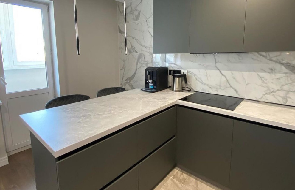 Кухня с островом-барной стойкой