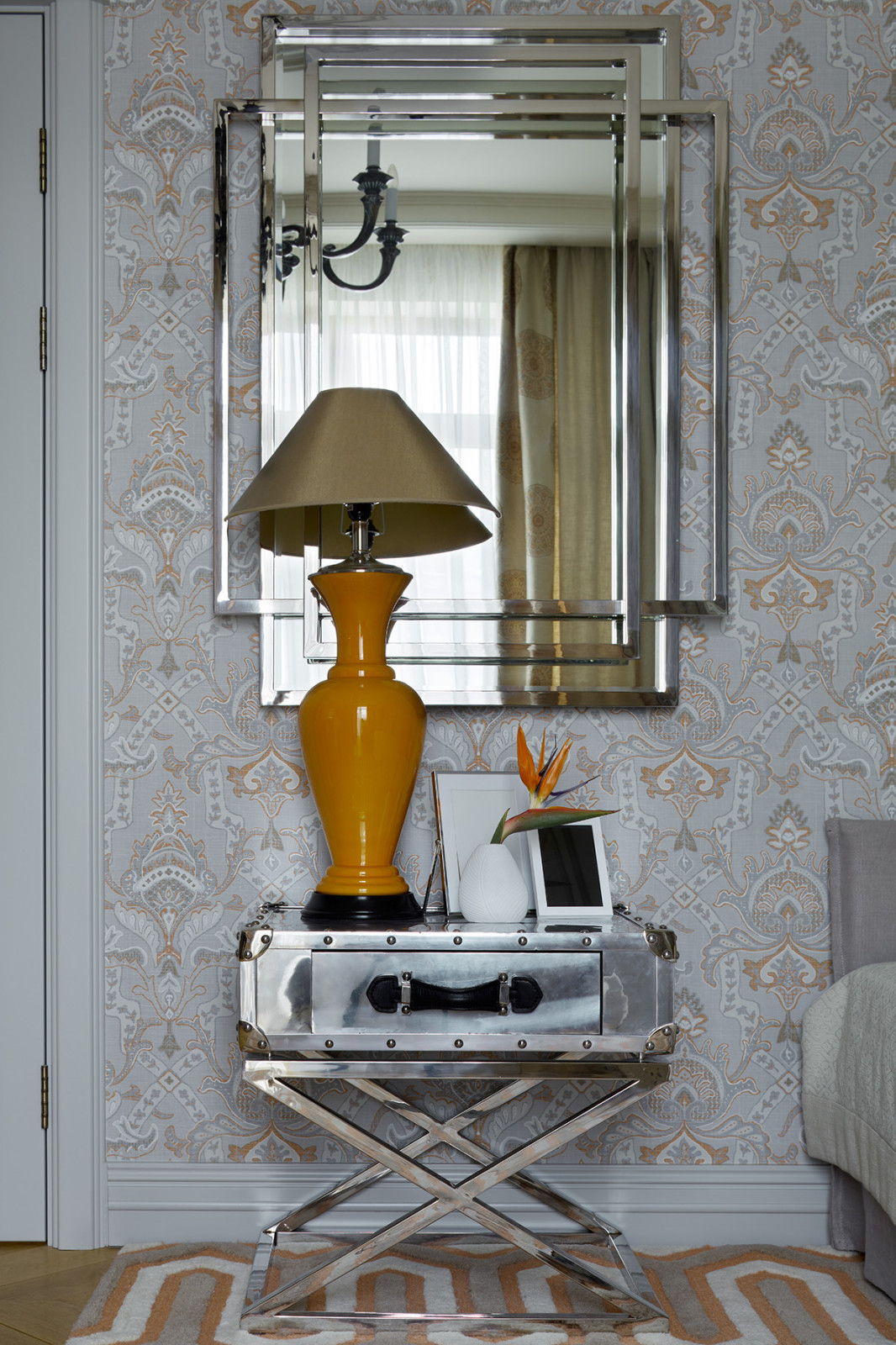 Серая цветовая палитра с яркими акцентами