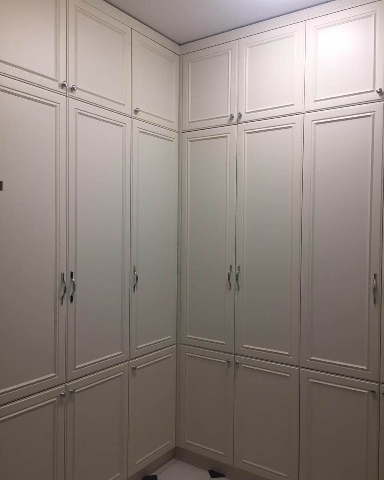 Шкафы для небольшой гардеробной в загородном доме в Солнечногорске