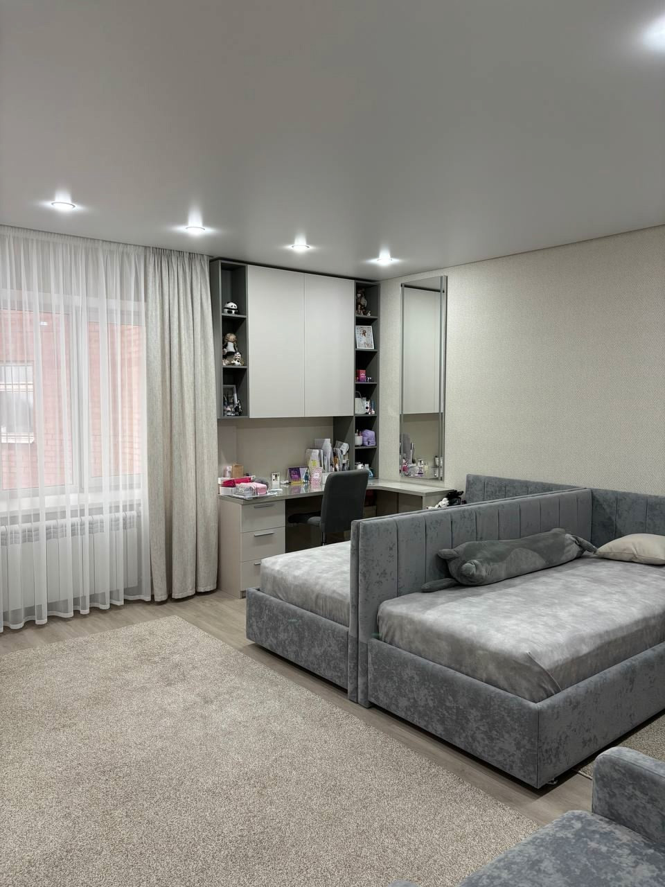 Детская для девочек в современном стиле с серыми кроватями.