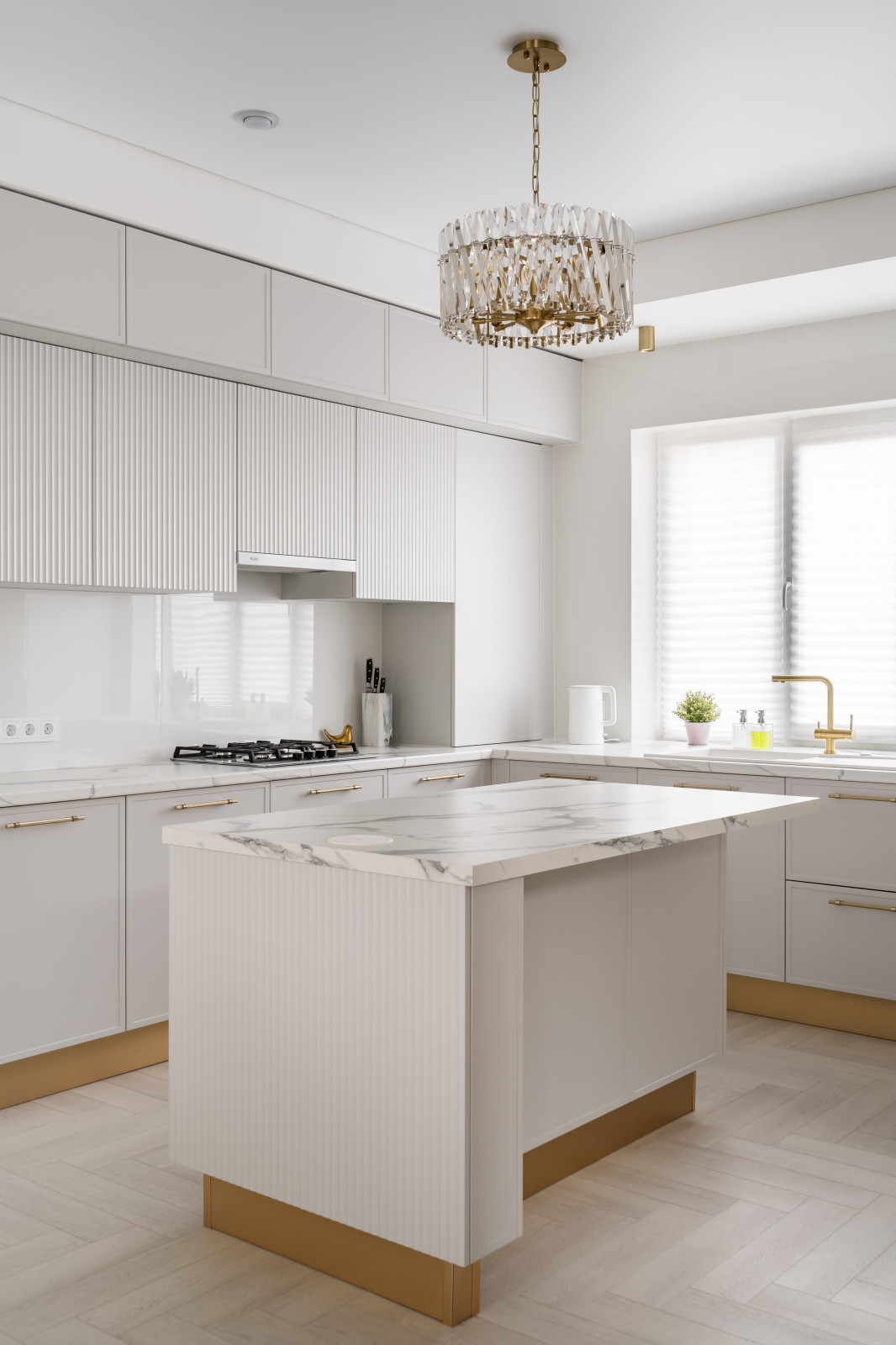 Остров на белой кухне