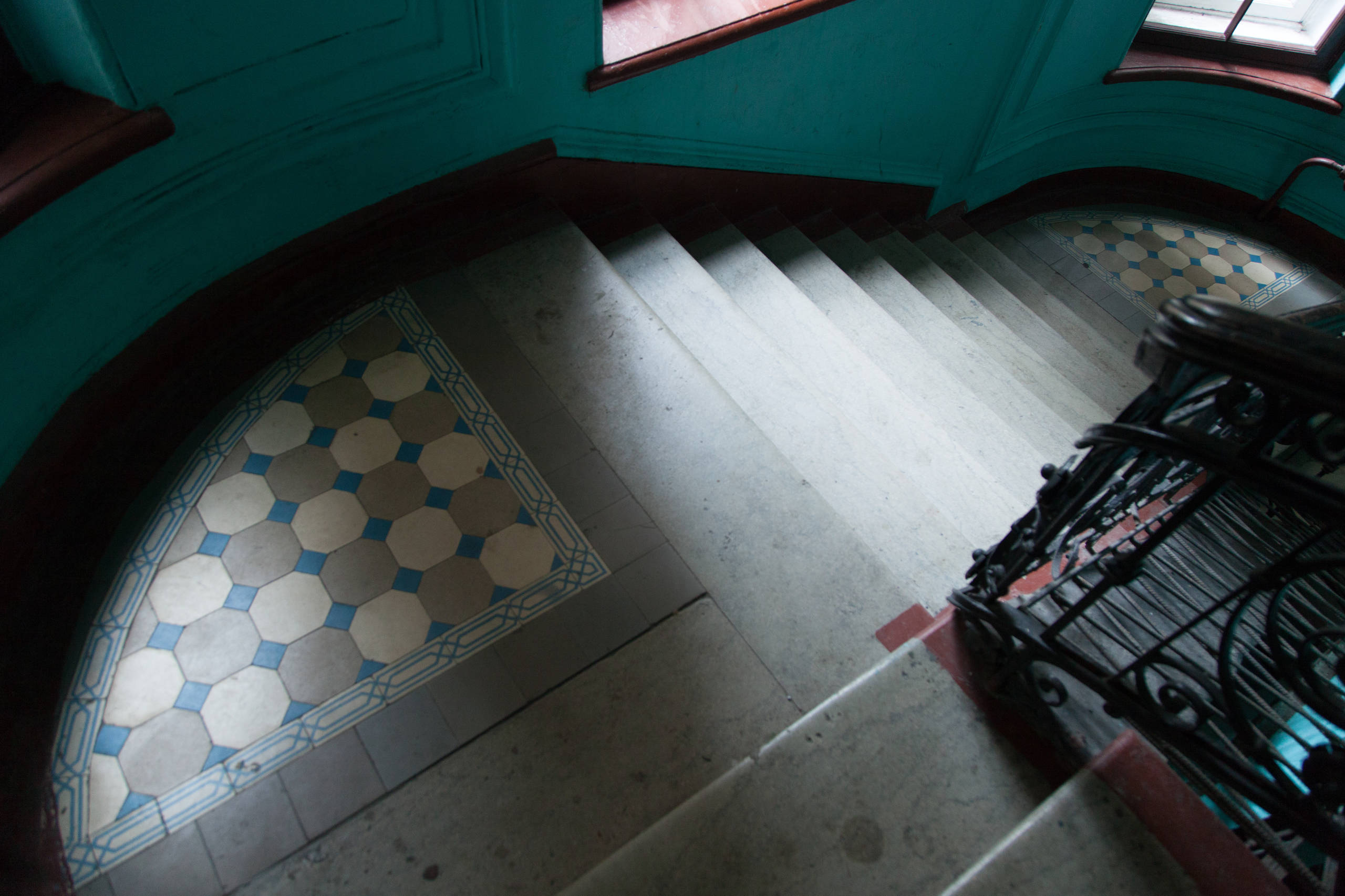 Фотоохота: 24 кадра из парадных доходного Петербурга