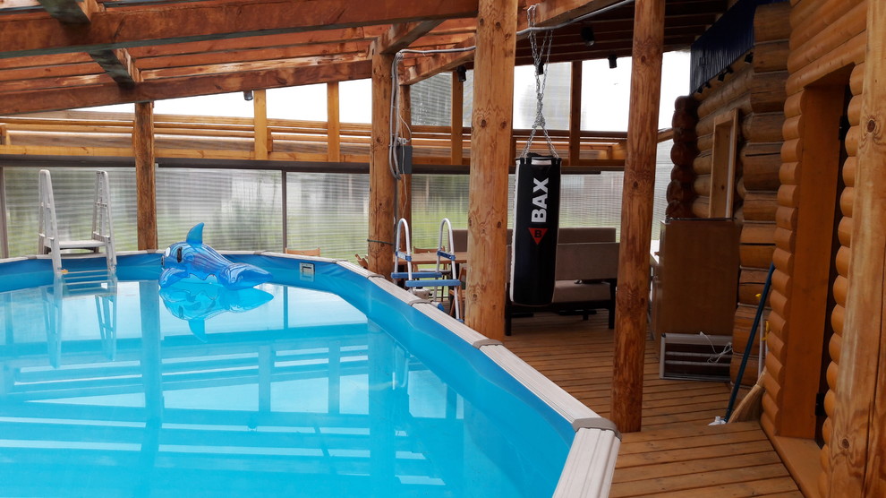 Деревянный дом с фасадом из металического сайдинга, баня с бассейном.