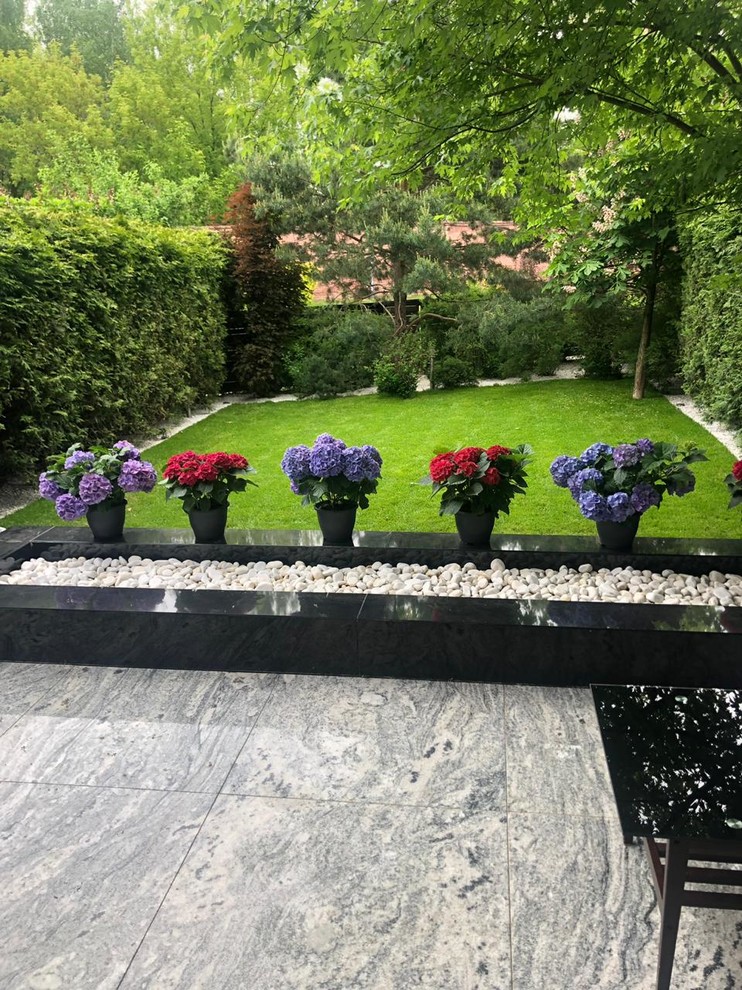 Открытая терраса на заднем дворике загородного дома