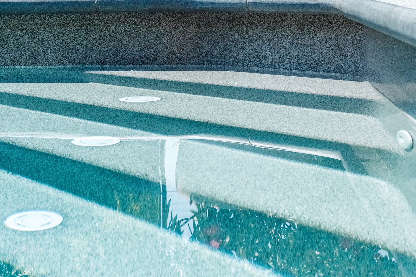 Бассейн на территории частного дома.