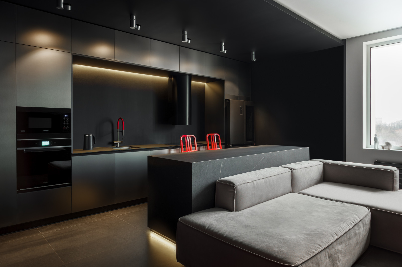 Houzz тур: 50 кв.м — чёрный интерьер с алыми акцентами