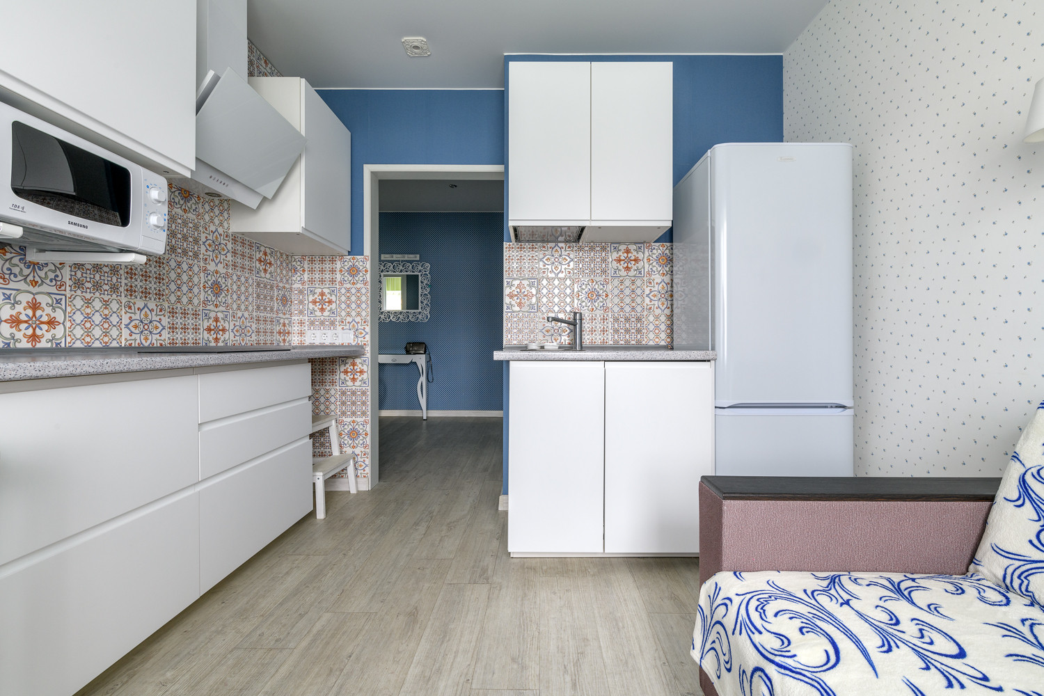 Раковина и холодильник