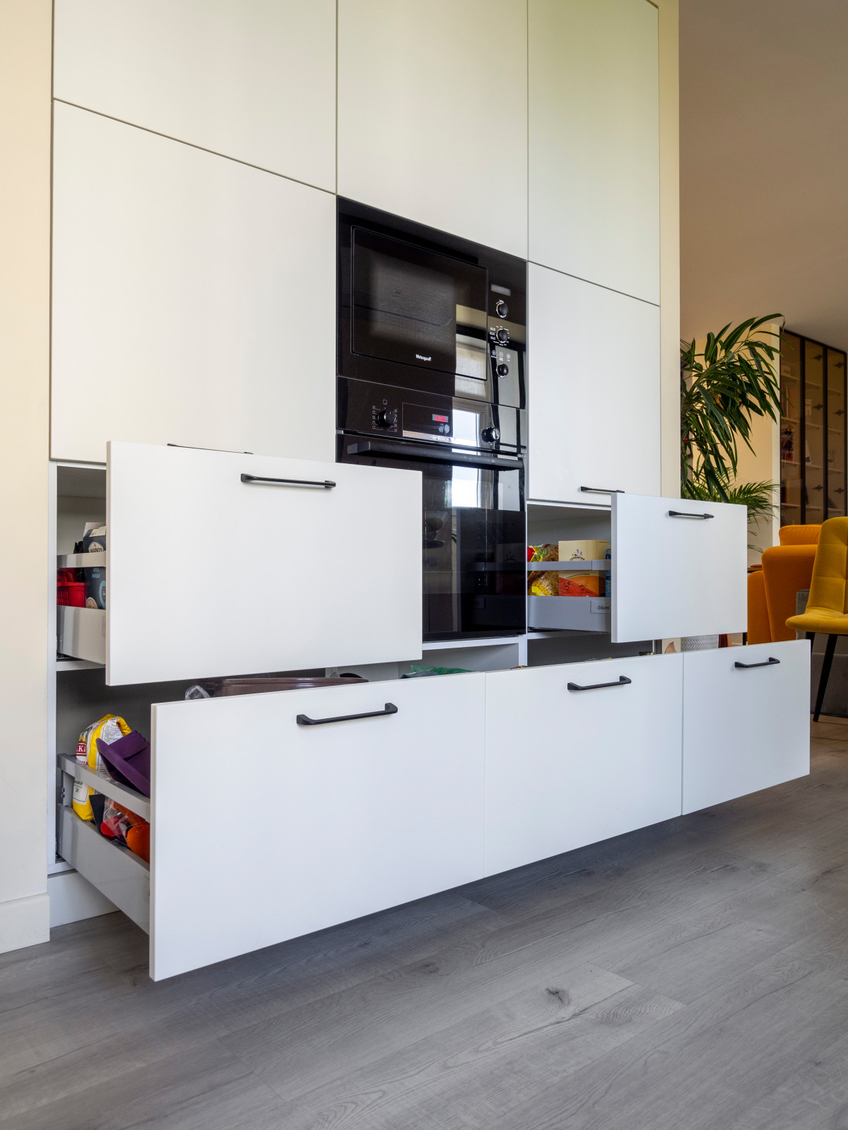 Кухня в стиле неоклассика без верхних модулей