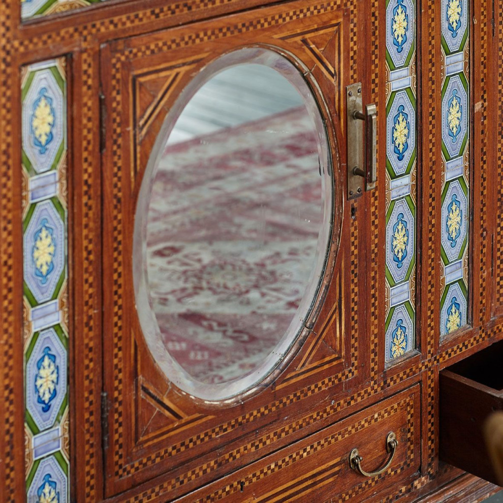 Антикварный буфет из тика с изразцами