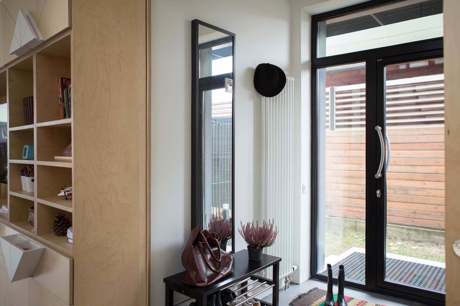 Вид от лестницы на входную группу