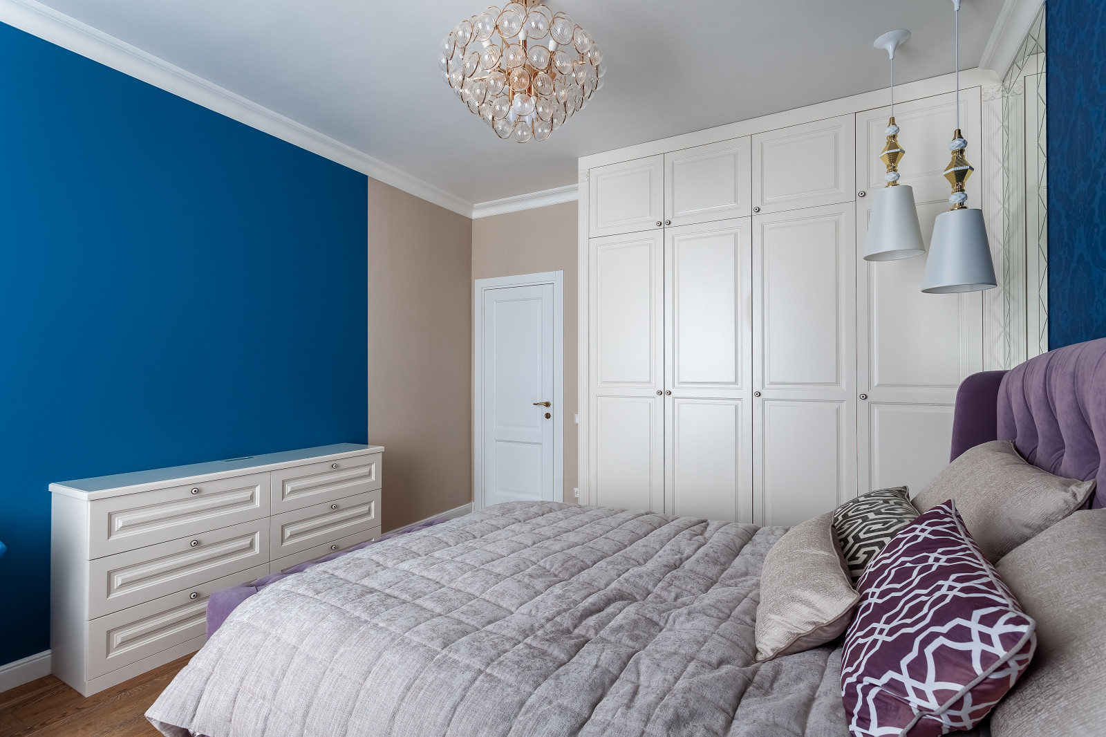 Распашной шкаф и комод для спальни