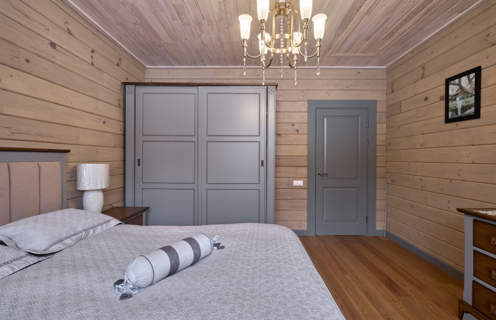 Серые двери в доме из бруса