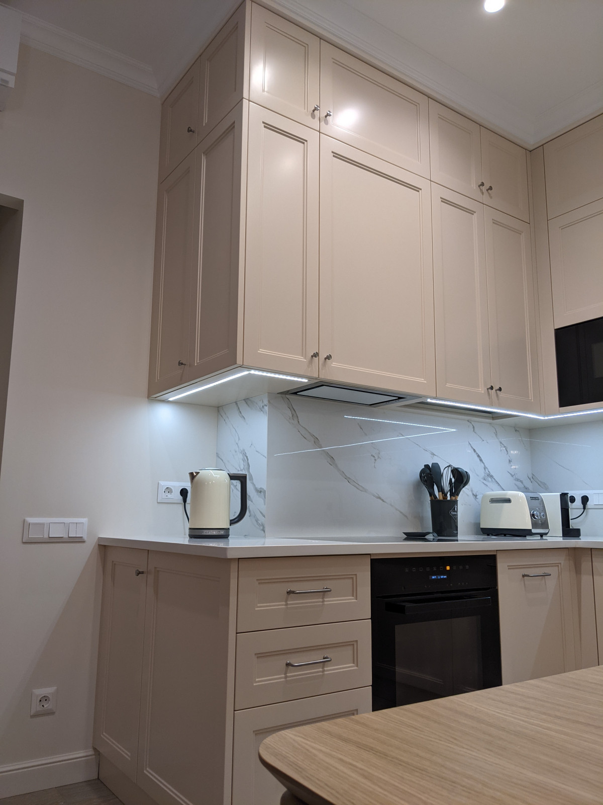 Маленькая белая кухня в неоклассическом стиле